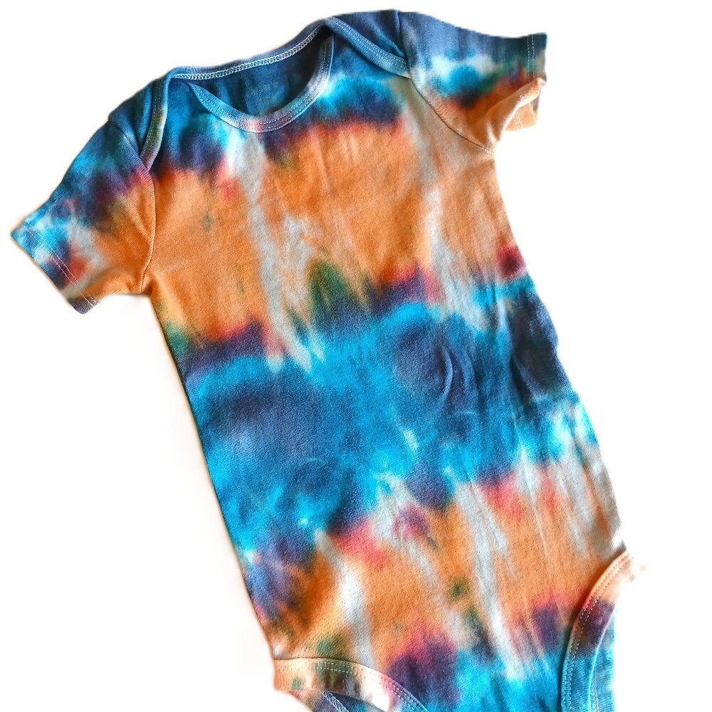 Tie Dye Baby Bodysuit With Abstract Stripe Pattern in Blue Orange Red 18 Mos NWT